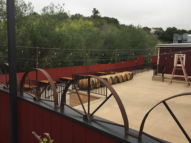 Проблеск нового заднего дворика и области частных мероприятий в Creekside Restaurant and Bar