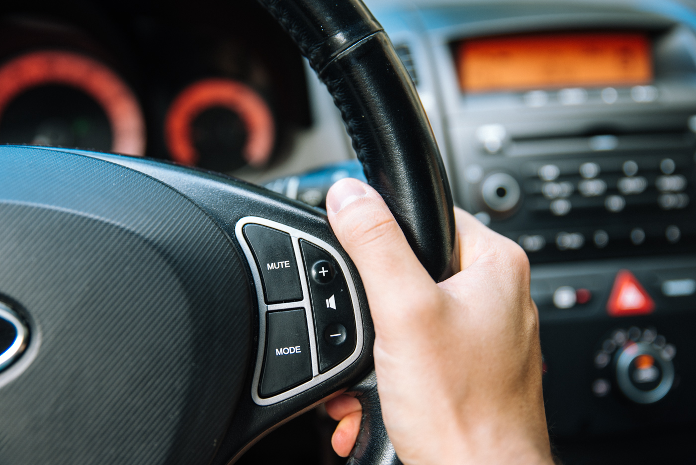 Звук исходит из автомобильных динамиков, и мы можем регулировать громкость с помощью ручек и кнопок в автомобиле